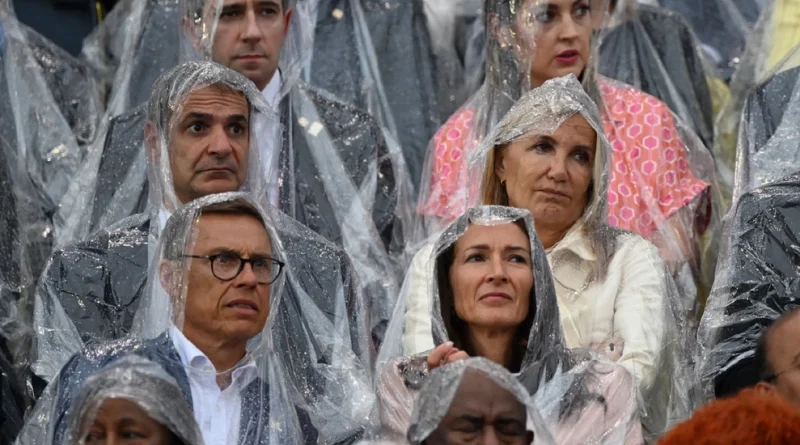 Κυριάκος Μητσοτάκης και Μαρέβα Γκραμπόφσκι με αδιάβροχο στην τελετή έναρξης υπό έντονη βροχόπτωση