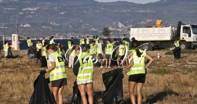 220 Βέλγοι φοιτητές εθελοντικά καθαρίζουν την παραλία της Ποσειδωνίας στην Κόρινθο