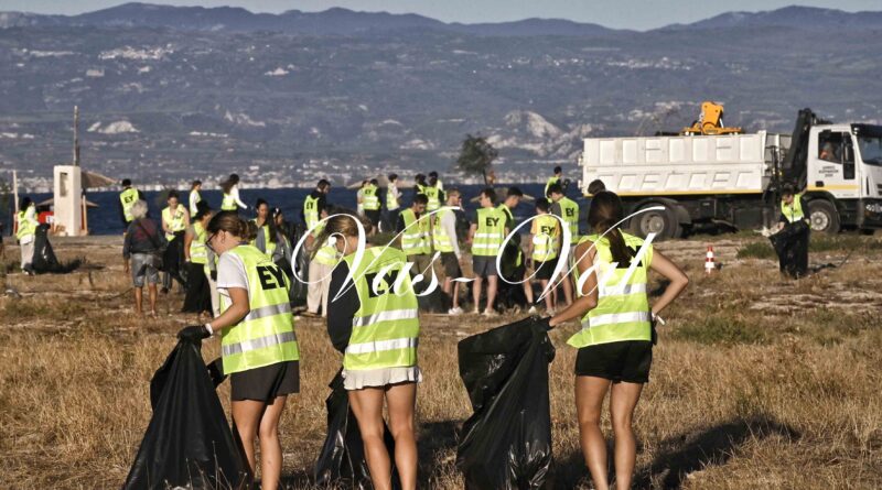 220 Βέλγοι φοιτητές εθελοντικά καθαρίζουν την παραλία της Ποσειδωνίας στην Κόρινθο