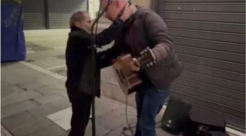 Ο Στ. Ξαρχάκος αγκαλιά με πλανόδιο μουσικό που ερμήνευε το «Ήτανε μια φορά» – Η συγκινητική στιγμή -VIDEO