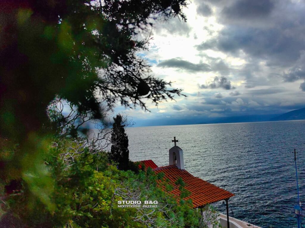 Το γραφικό εξωκλήσι του Αγίου Νικολάου στην Καραθώνα Ναυπλίου