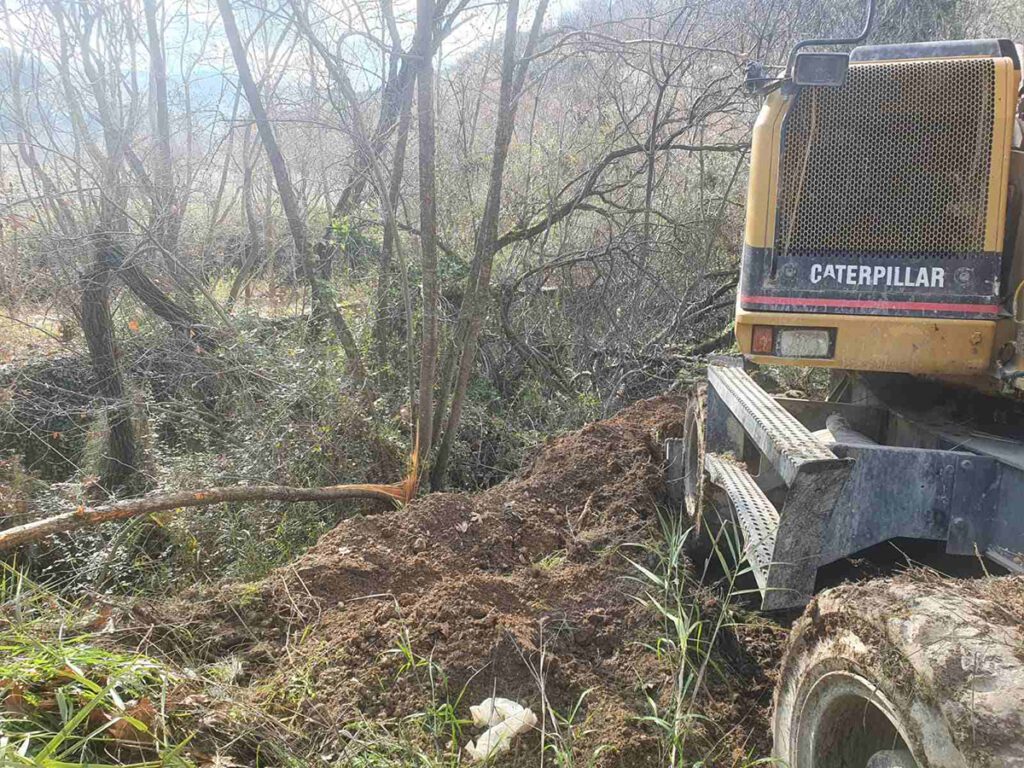 Αυτοψία στον καθαρισμό της αρδευτικής διώρυγας ΑΟΣΑΚ